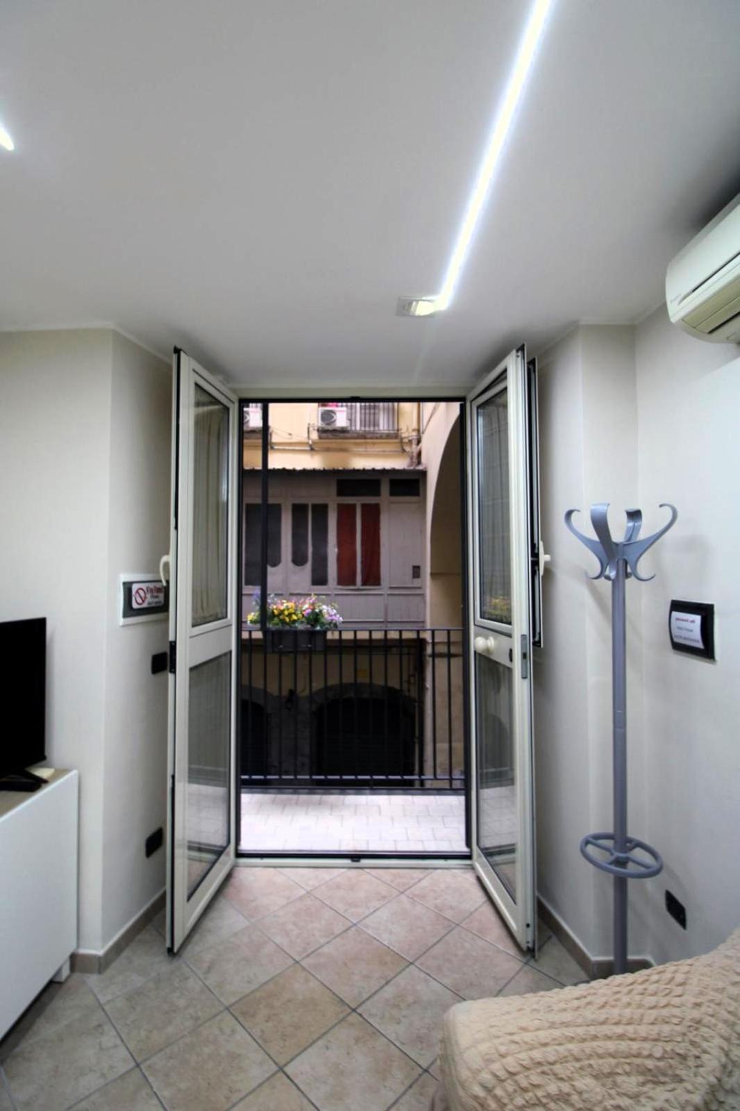 Lizzy'S House Apartment Napoli Bagian luar foto